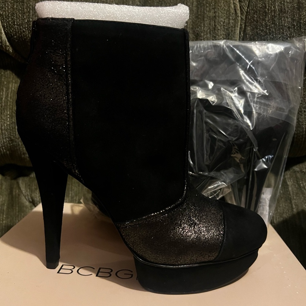 New women’s stiletto heels - color black - suede and spark.